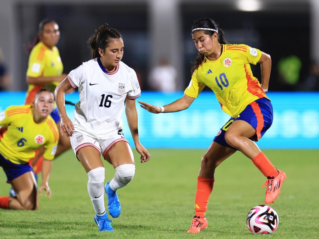 La jugadora de Colombia Mariana Silva intenta esquivar a la jugadora estadounidense Scottie Antonucci