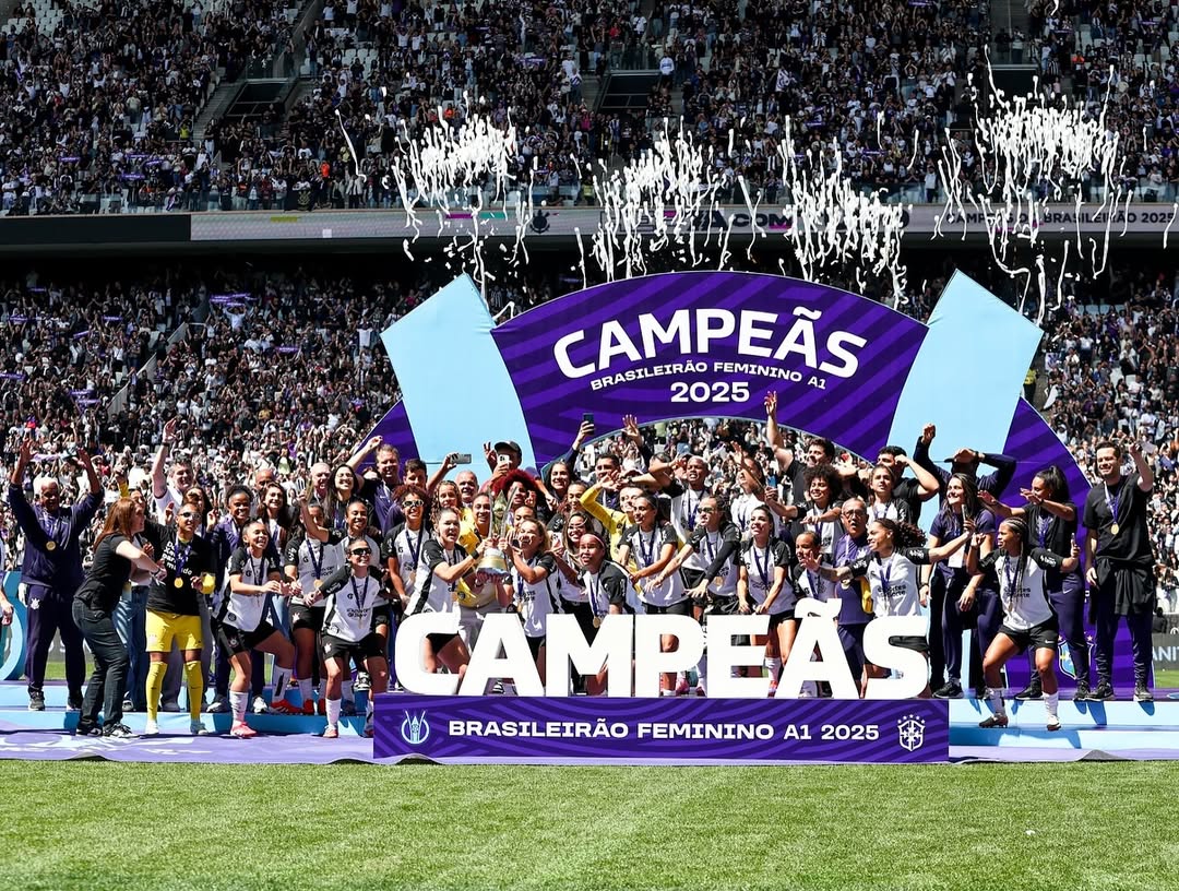 Corinthians celebrando el trofeo de campeonas del Brasileirão tras vencer a Cruzeiro en la final, en la Neo Química Arena, en Sao Paulo, el 14 de septiembre de 2025 Foto: RRSS Corinthians.