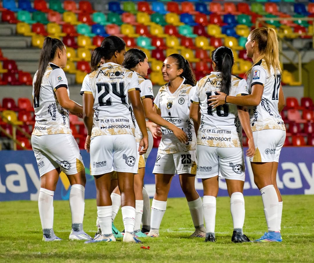 Fotografía de las jugadoras de LLaneros Femenino celebrando un gol.